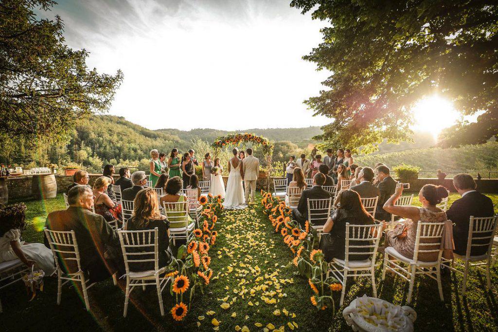 Wedding ceremony with sunflowers at Dievole | Photo by Domenico Costabile