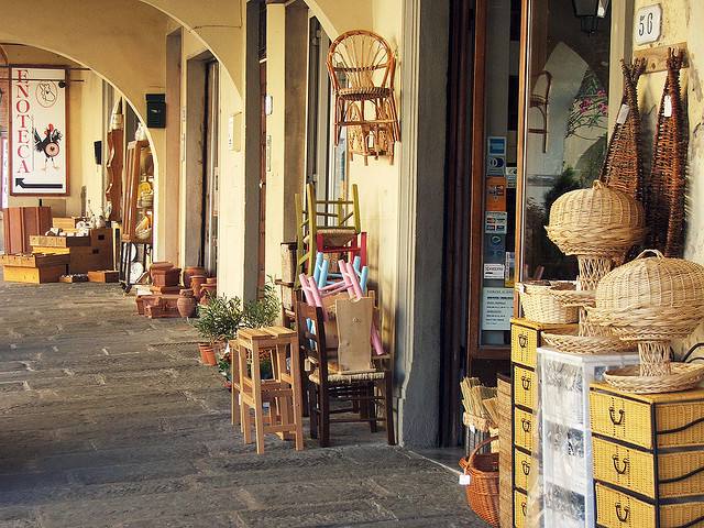 Greve in Chianti stores under the arches of the main square | Photo Jessica Mercer (Flickr creative commons)
