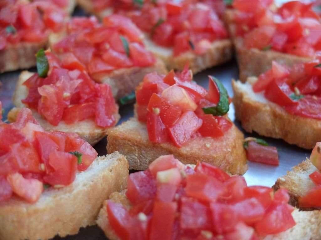 Un antipasto imperdibile: bruschetta al pomodoro.