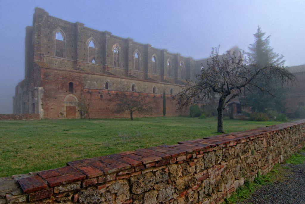 The Abbey looks even more legendary in the fog | Ph. Carlo Tardani (Flickr Creative Commons)