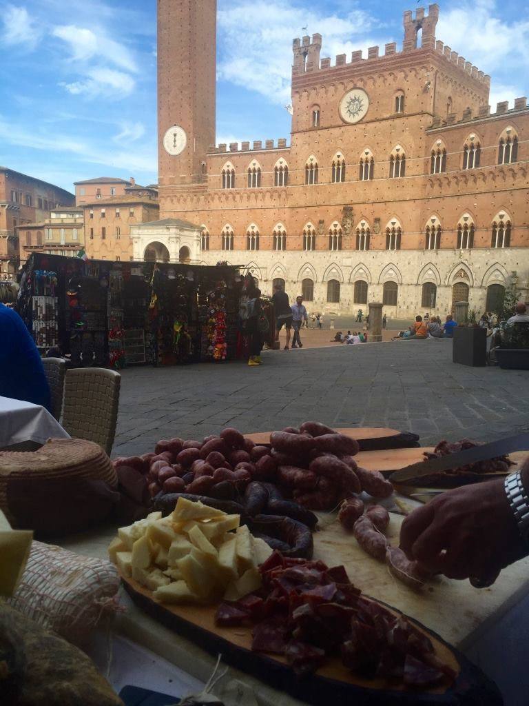 Liberamente Osteria - considerata una delle migliori enoteche di Siena per chi vuole ammirare la bellezza di Piazza del Campo.