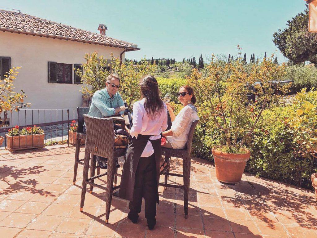 I nostri ospiti si godono il sole e un bel bicchiere di Dievole Chianti Classico sulla nostra terrazza.