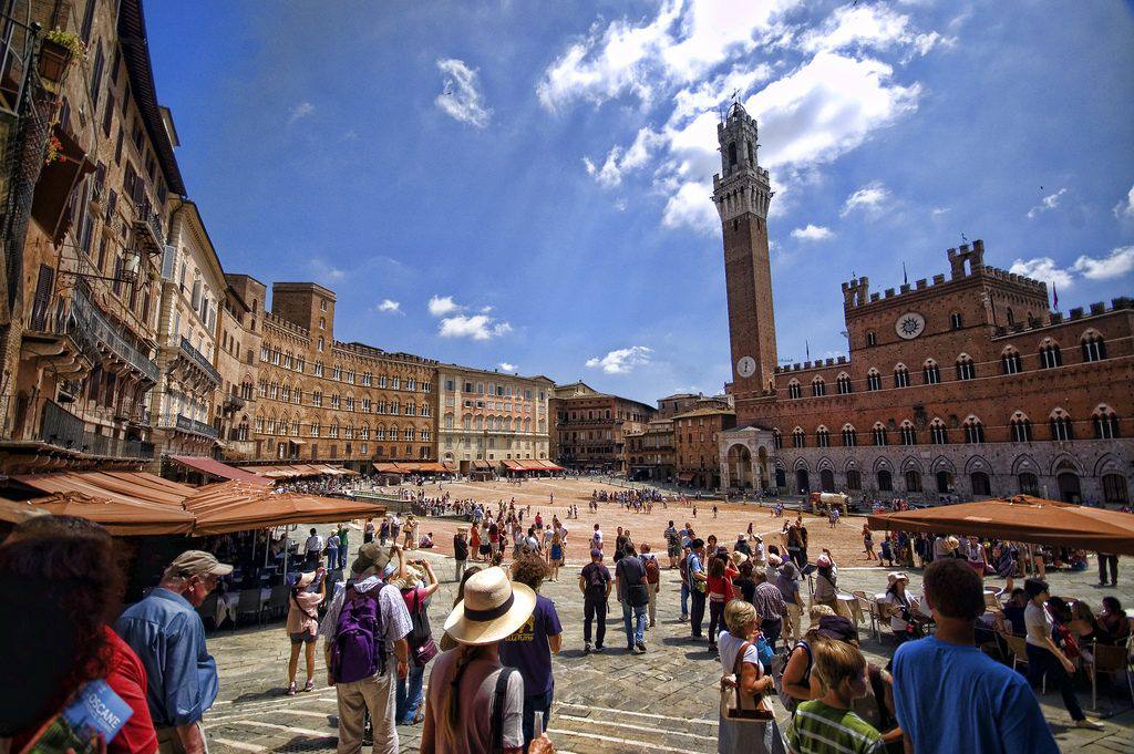 La meraviglia estiva di Piazza del Campo a Siena --Ph. Giorgos Vintzileos (Flickr CC)