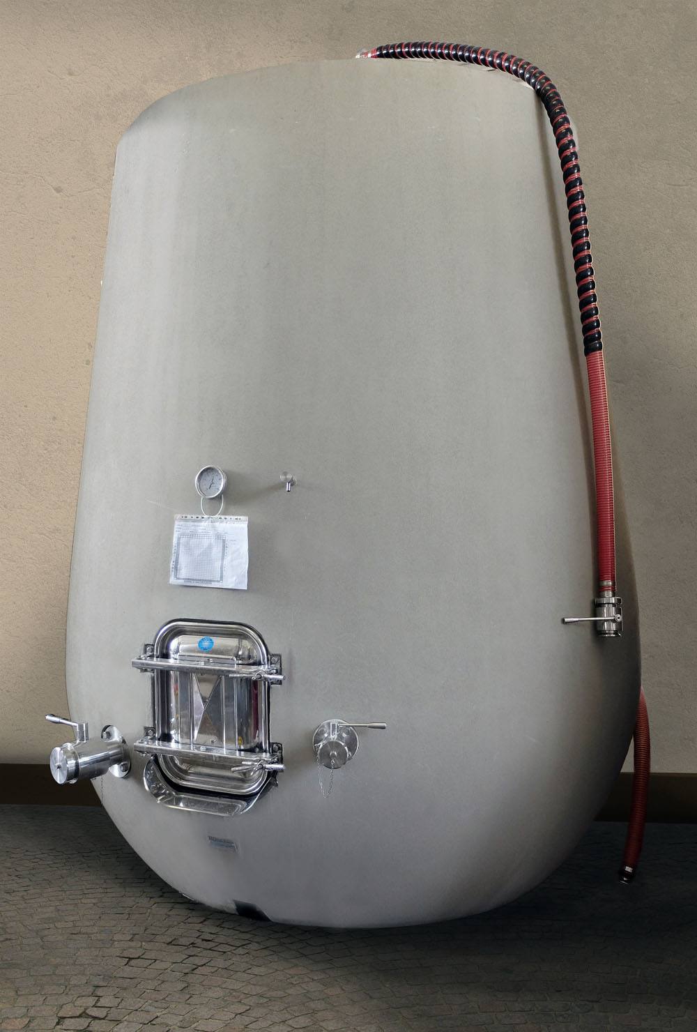 Per la prima volta a Dievole, l'annata 2016 è messo a fermentare nelle vasche di cemento.