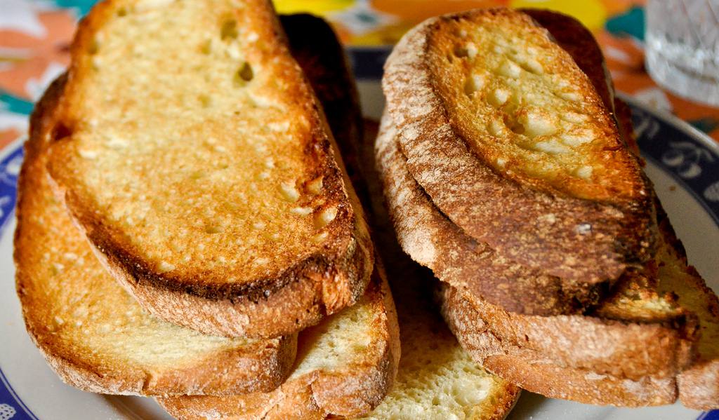 Toasted bread just waiting to be soaked in olive oil! Ph. Giorgio Minguzzi (Flickr CC)
