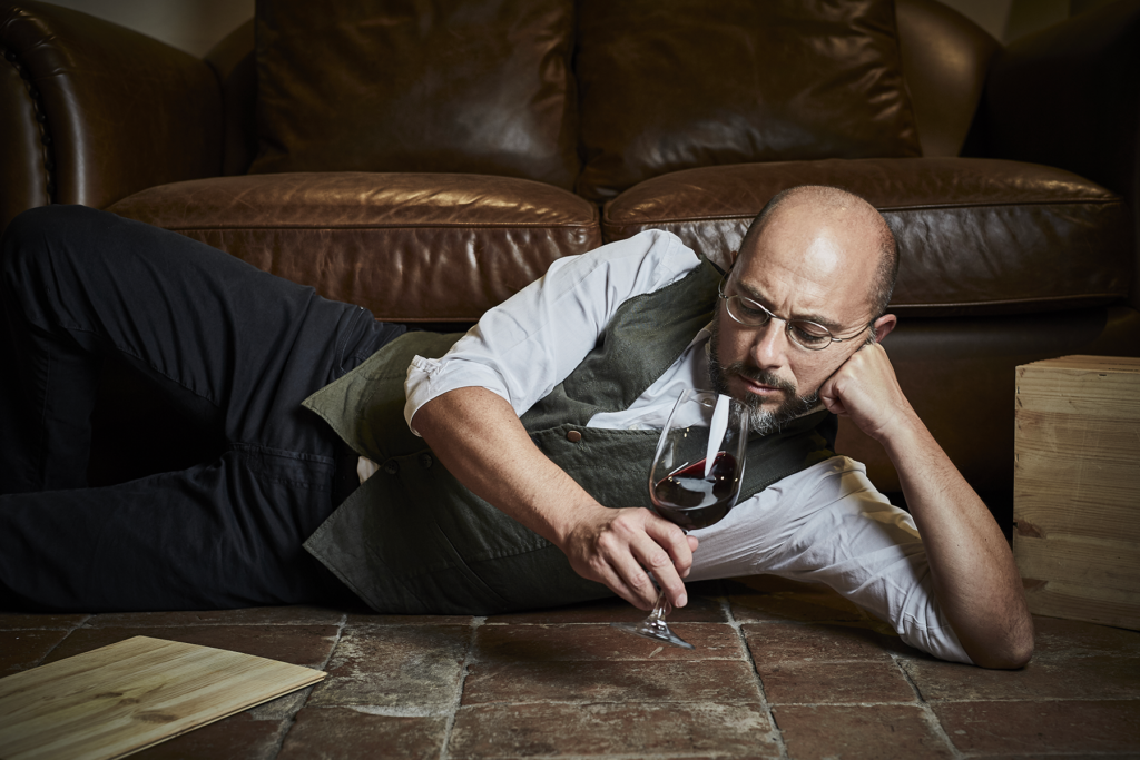 Anche nelle giornate di relax, Filippo Bartolotta ha sempre del vino in mano Anche nelle giornate di relax, Filippo Bartolotta ha sempre del vino in mano
