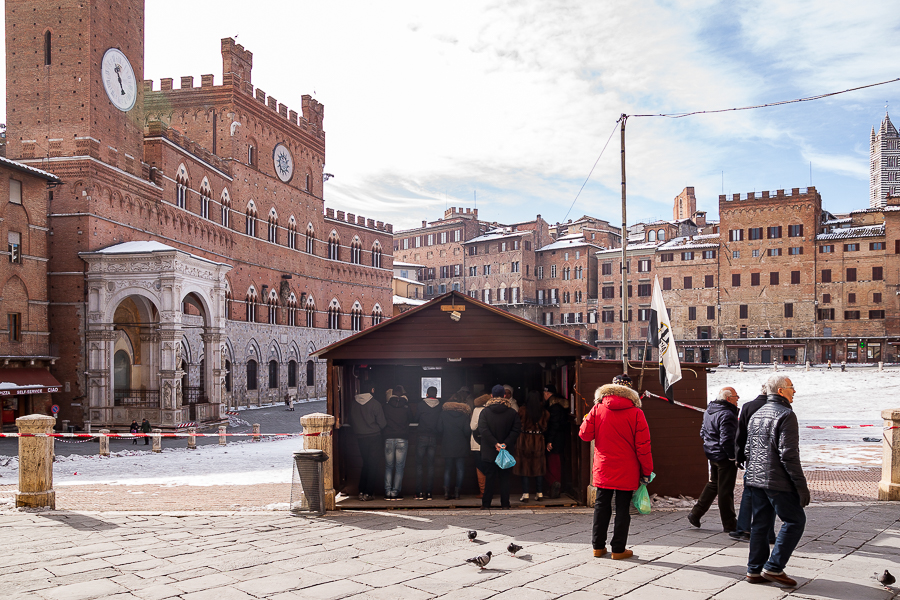 Il capannino delle frittelle in Piazza del Campo