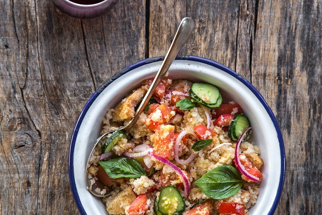 Panzanella, ricetta con pane raffermo