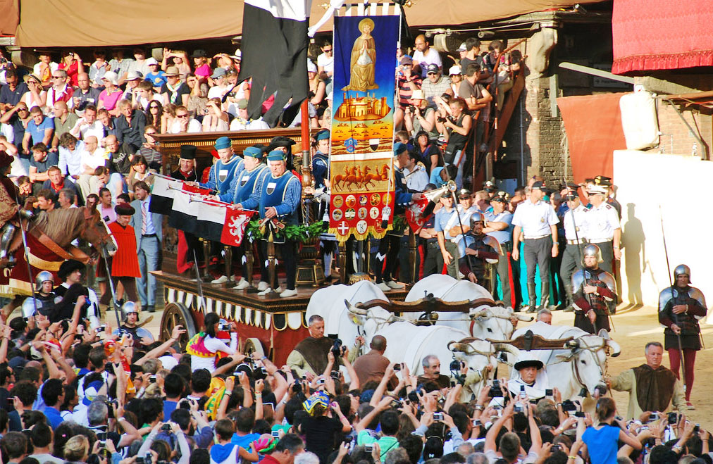 The drapellone, also called palio, which winners hold each year.